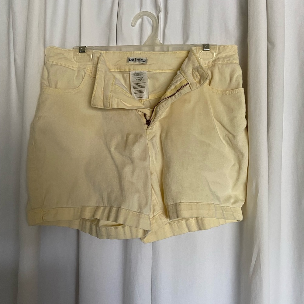 Lee Vintage 𝅺Size-10 Faded Banana Yellow, Jean Styled Above the Hips Shorts-old - Picture 3 of 11